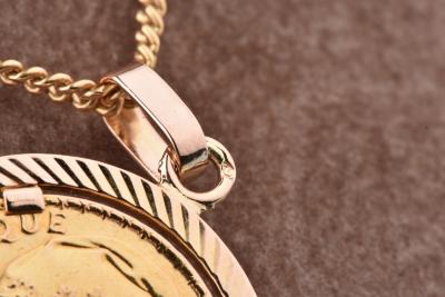 Pendentif médaille en or  jaune 18 carats, pièce de 20 Francs Coq datée de 1908 2