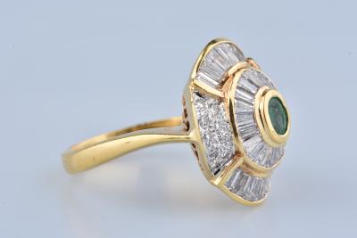 Bague en or jaune 18 carats sertie émeraude et diamants 2