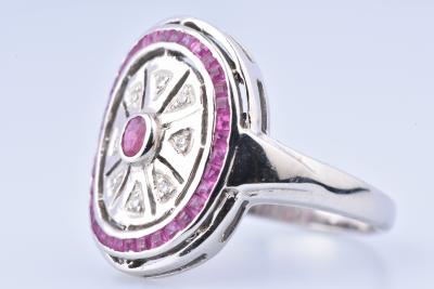 Bague tête ovale en en or blanc pavée de rubis et de diamants 2