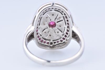 Bague tête ovale en en or blanc pavée de rubis et de diamants 2