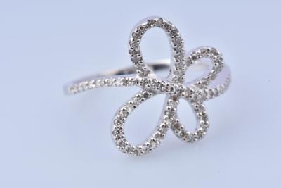 Bague papillon de diamants en en or blanc 18 carats 2