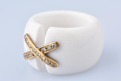 Bague en Agathe blanche et en or dotée de 14 diamants 2