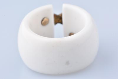 Bague en Agathe blanche et en or dotée de 14 diamants 2