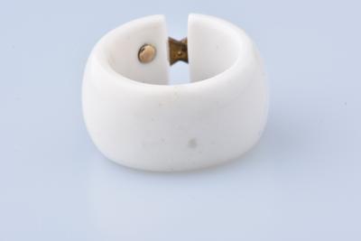 Bague en Agathe blanche et en or dotée de 14 diamants 2