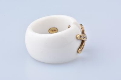 Bague en Agathe blanche et en or dotée de 14 diamants 2