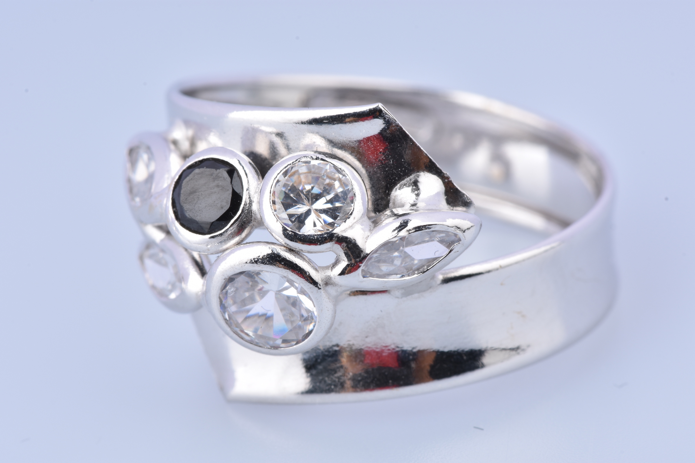 Bague en or blanc agrémentée de six pierres synthétiques - Bijoux et ...