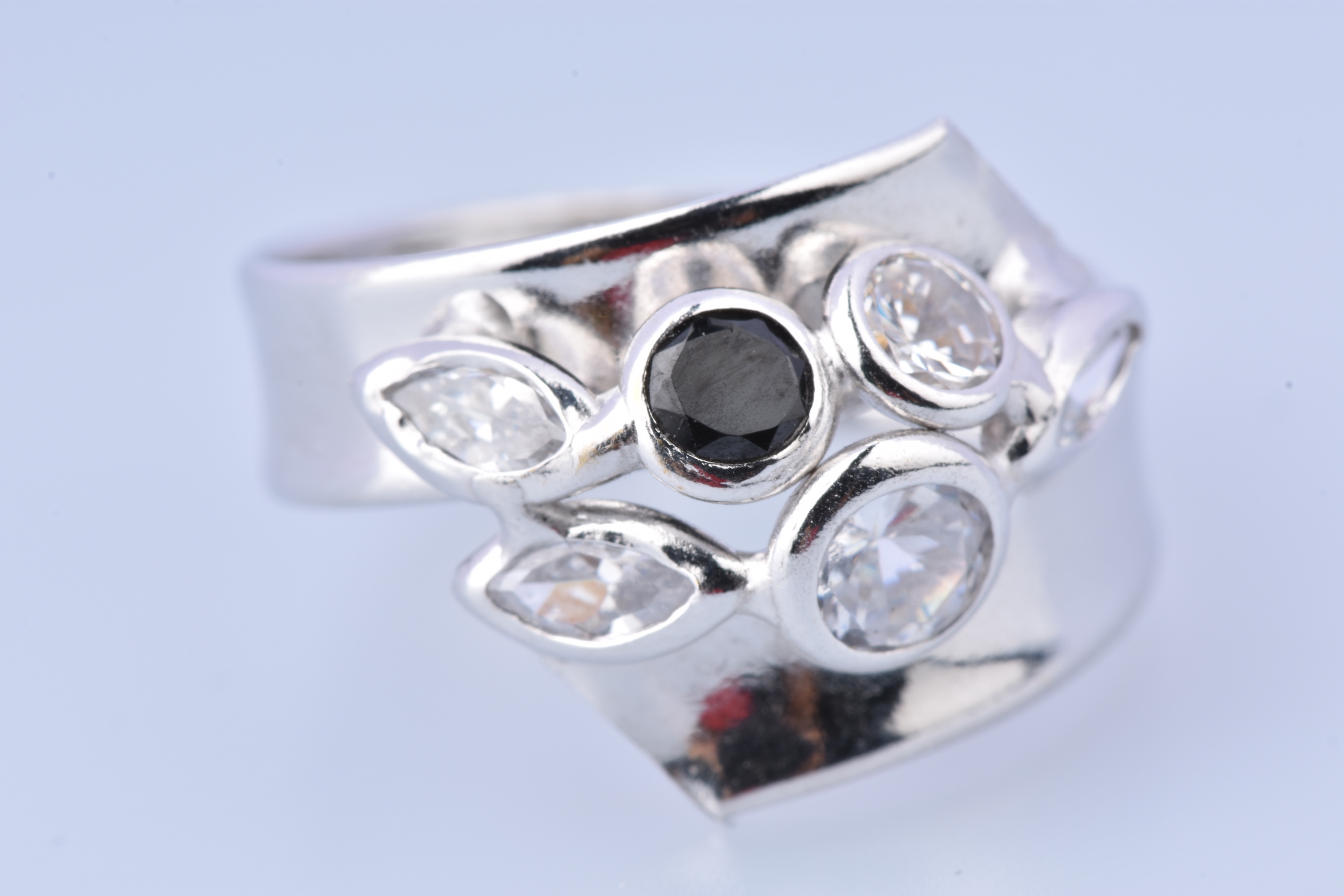 Bague en or blanc agrémentée de six pierres synthétiques - Bijoux et ...