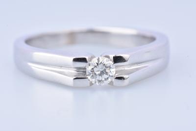 White gold ring adorned with a 0.17 carat diamond 2