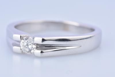 White gold ring adorned with a 0.17 carat diamond 2