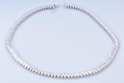 Collier en or blanc 1 orné d’oxydes de zirconium 2