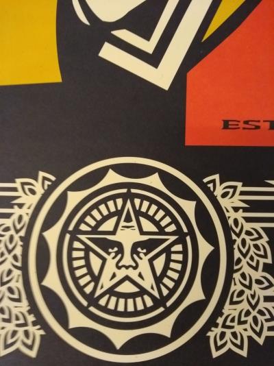 Shepard Fairey (OBEY) - Stay Up Girl -  Impression offset signée au crayon 2