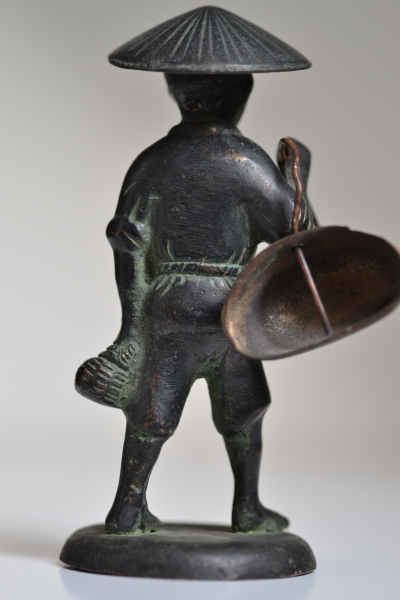 Vietnam, milieu 20eme siècle, figure de pêcheur en bronze 2