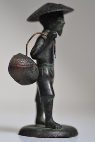 Vietnam, milieu 20eme siècle, figure de pêcheur en bronze 2