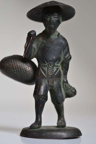 Vietnam, milieu 20eme siècle, figure de pêcheur en bronze 2
