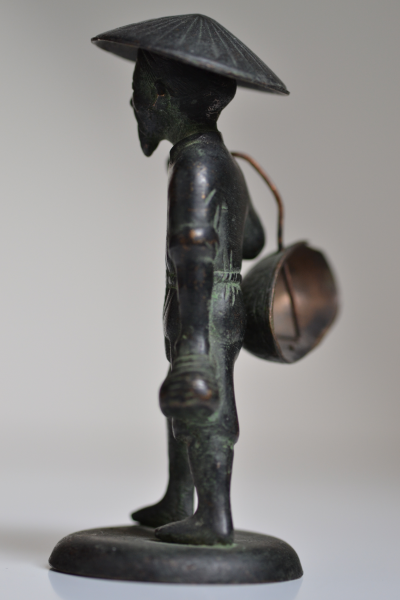 Vietnam, milieu 20eme siècle, figure de pêcheur en bronze 2