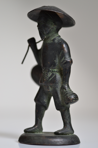 Vietnam, milieu 20eme siècle, figure de pêcheur en bronze 2