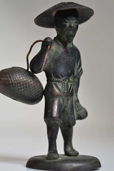 Vietnam, milieu 20eme siècle, figure de pêcheur en bronze 2