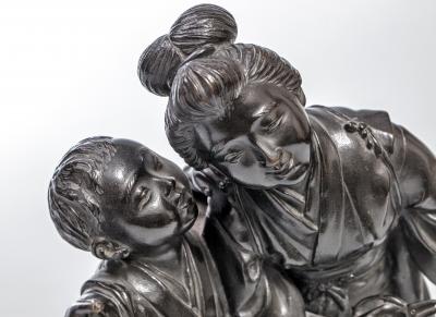 Japon, Période Meiji, fin du 19e siècle, Groupe en bronze femme et son enfant 2