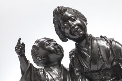 Japon, Période Meiji, fin du 19e siècle, Groupe en bronze femme et son enfant 2