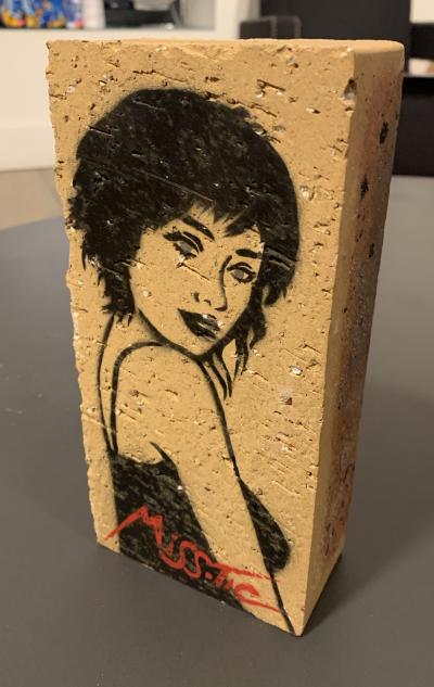 MISS.TIC - Tuer le temps il se venge - Sculpture sur brique 2