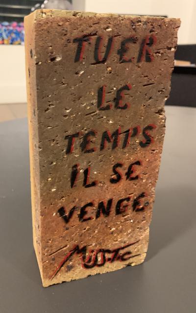 MISS.TIC - Tuer le temps il se venge - Sculpture sur brique 2