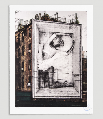 JR - Ballet, Ballerina in crate, East Village, New York City, 2015 - 2019, Lithographie signée & numérotée 2