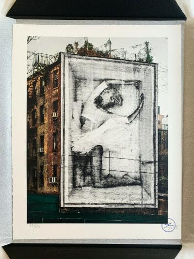 JR - Ballet, Ballerina in crate, East Village, New York City, 2015 - 2019, Lithographie signée & numérotée 2