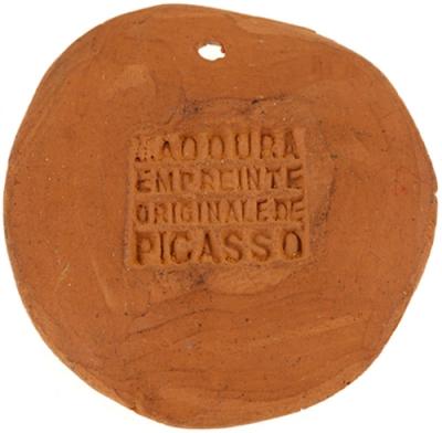 Pablo PICASSO - Taureau attaquant, 1949 - Médaillon en creux en terre cuite rouge 2