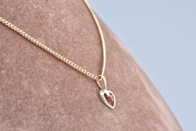 Pendentif cœur en or jaune orné d’un rubis 2