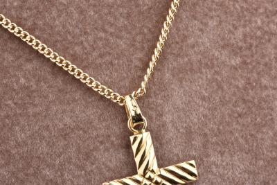 Pendentif croix en or jaune 2