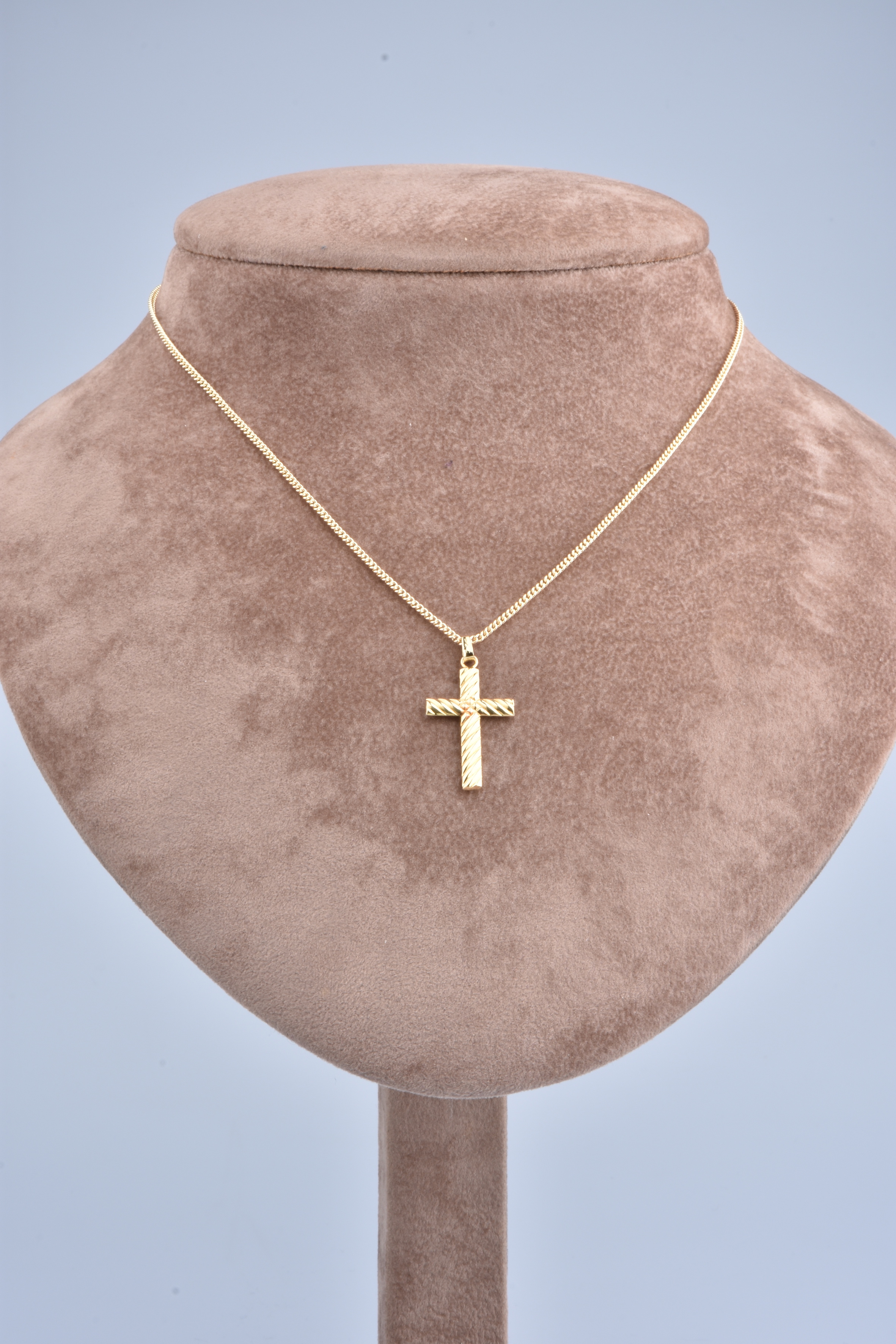 Pendentif croix en or jaune Bijoux et montres Plazzart