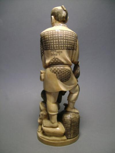 Japon, époque Meiji - Okimono en ivoire : fermier et son fils 2