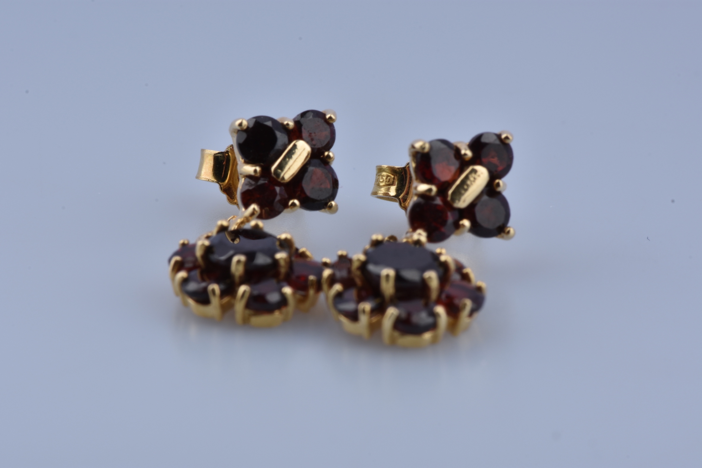 Boucles D'oreilles Anciennes En Or Jaune 18 Carats Avec Grenats Rouges