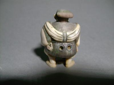 Japon - Netsuke en ivoire représentant un Samurawashi, première moitié du XXème siècle 2