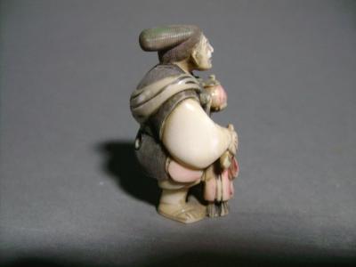 Japon - Netsuke en ivoire représentant un Samurawashi, première moitié du XXème siècle 2