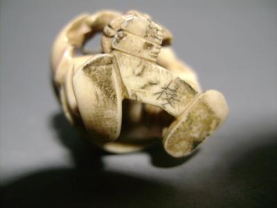 Japon - Netsuke en ivoire représentant un Samurawashi, première moitié du XXème siècle 2