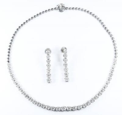 Collier en or blanc de diamants solitaires avec pendants d’oreilles assortis 2