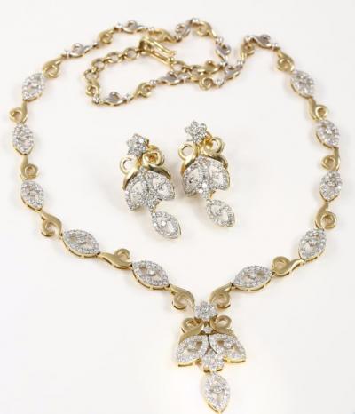 Collier en or jaune et diamants avec boucles d’oreilles assorties 2