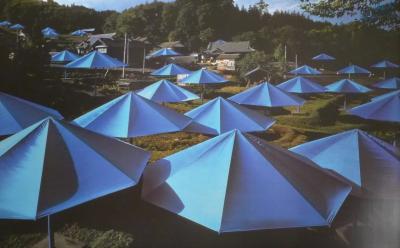 CHRISTO - The Umbrellas, Japan - USA, 1984-91 - Poster photographique signé 2