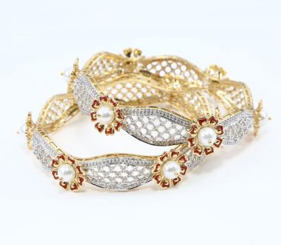 Paire de Bracelets Diamants, Perles et Décor Emaillé 2