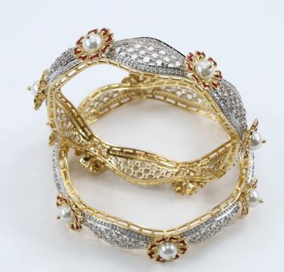 Paire de Bracelets Diamants, Perles et Décor Emaillé 2