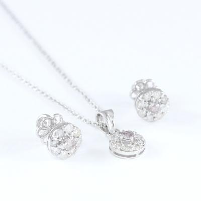 Collier avec pendant en diamant rose léger central, avec une paire de boucles d’oreilles en diamants assortie 2