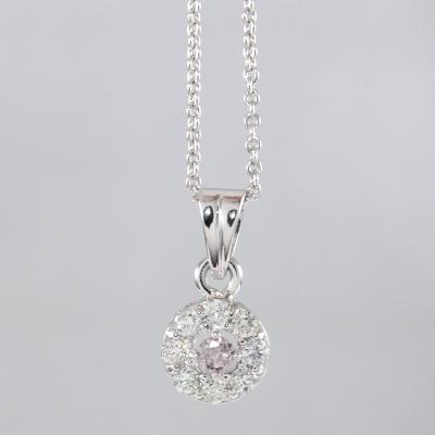 Collier avec pendant en diamant rose léger central, avec une paire de boucles d’oreilles en diamants assortie 2
