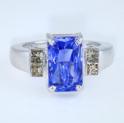 Anello con zaffiro blu e diamanti