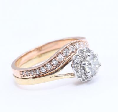 Deux bagues avec diamant solitaire et diamants latéraux 2