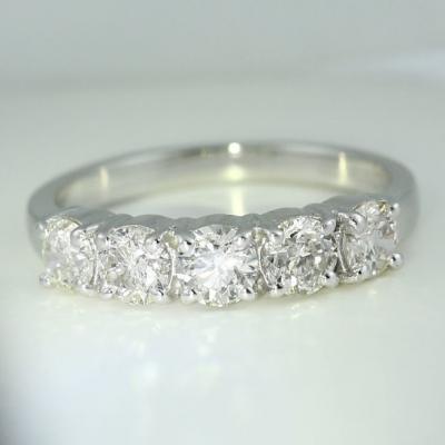 Bague solitaire en or blanc et diamants 2