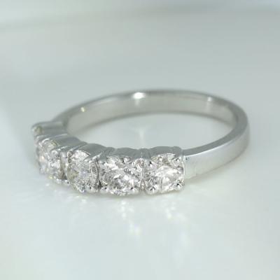 Bague solitaire en or blanc et diamants 2