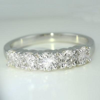 Bague solitaire en or blanc et diamants 2