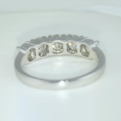 Bague solitaire en or blanc et diamants 2