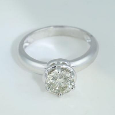 Bague solitaire en or blanc et diamants 2